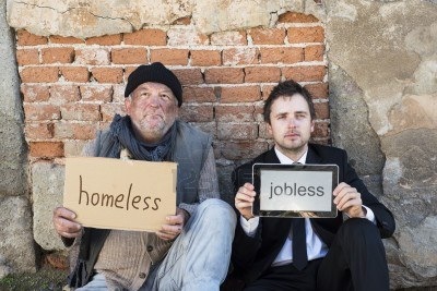 16436893-hommes-sans-abri-mendient-dans-la-rue